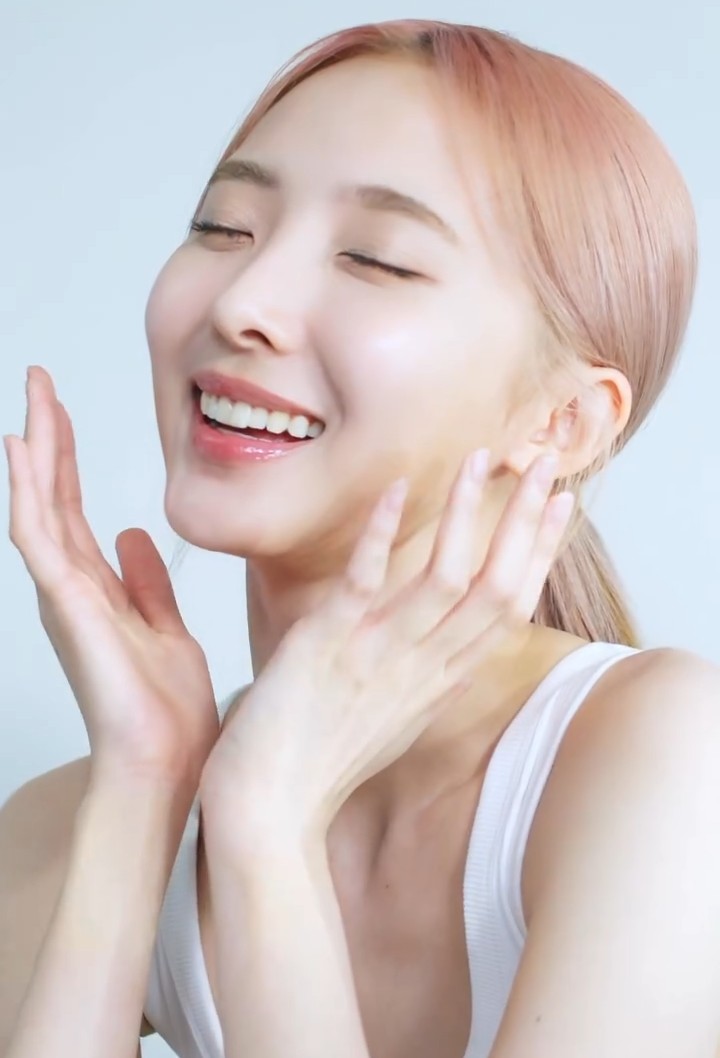 Sundhya13's tweet photo. ✨ เคล็บลับผิวสวยใส เริ่มต้นตั้งแต่คลีนซิ่ง #เนเน่ แนะนำ  Bifesta Micellar Cleansing Water คลีนซิ่งสูตรน้ำ 

✅ เช็ดเมคอัพหมดจด สะอาดล้ำลึก 
✅ อ่อนโยนต่อผิว ไม่แห้งตึง
✅ ปราศจากน้ำหอม แอลกอฮอล์ และพาราเบน 

#Bifesta 
#nenevader 
#NeneXBifesta
#BAZAARThailand https://t.co/jhrmYxCn7K