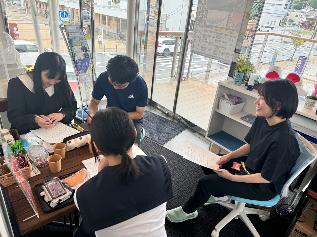 kfm775's tweet photo. 【 #お昼はナジョスペ 🐣】
今日の MCは佐藤りか,ラブソンガーズ 小山紀子 です🐥               
気になる ＃ぎょっと 🐟なテーマは…「#ヘアカット」
／
🔥 注目トピック 🔥
1245- #今日の話題一本釣り🚢
#気仙沼高校 の1年生4人組
#ナミカゼ 気仙沼高校ラジオチームの皆さん をご紹介します✨
1320- #ナンダリカンダリ ～8thアニバシリーズ～✨
株式会社ヤマサカ
専務 熊谷紘樹 さん登場🐤✨
＼       
お聞き逃しなく🐤✨

🐣放送ラインナップ🐣
1220- 天気情報
1220- #おらほの給食 聴いてけらいん
私の昼食をご紹介📸
1225- K-information pick up
1230- 全国ニュース
1240- 道路交通情報
1245- なじょしたのッ⁈今日の話題一本釣り！
1310- 天気情報
1320- ナンダリカンダリ
1330- 全国ニュース
1340- 道路交通情報