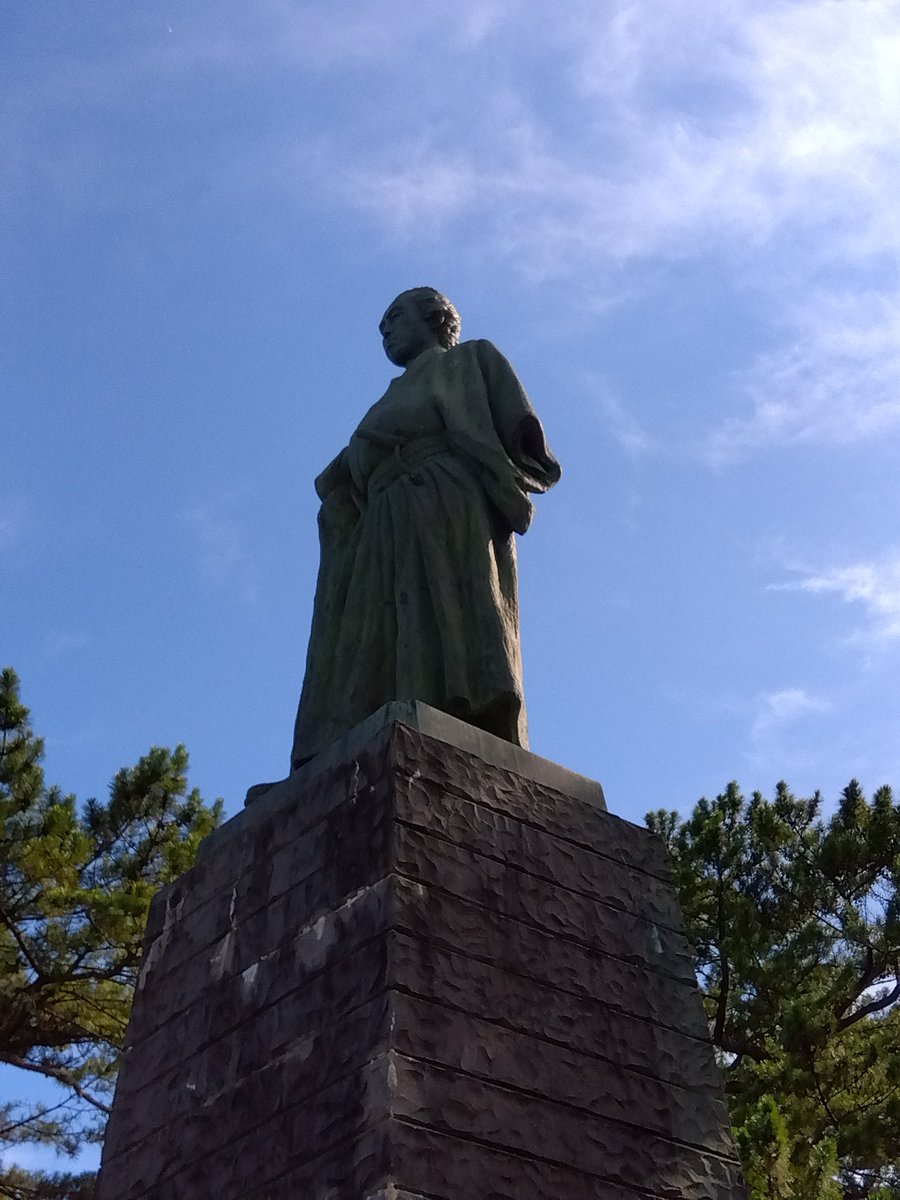 ryowa8's tweet photo. 私は毛筆理念を書くとき、
必ず「この言葉は今も生きているか？」
を確かめます。
同じ言葉でも、意識を込め直すことで新しい力を持つからです。
経営も同じ。
方向を確かめ、再び力を込める。
写真は、先日高知の桂浜で撮影した、
坂本龍馬像です。
龍馬さんに私自身の志を語りかけてきました。 https://t.co/wDPlSLwH0E