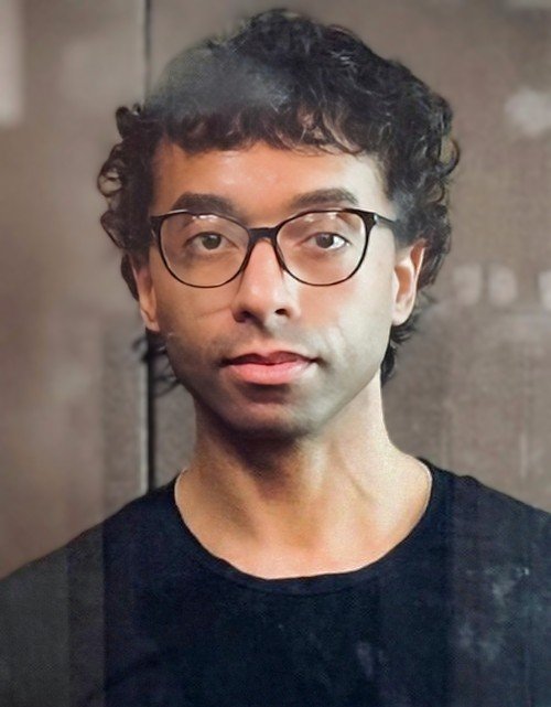 Солим Камина
Сын художника из Того и цирковой гимнастки. Политзэк
Учился на психолога, работал продавцом-консультантом. Придерживался оппозиционных взглядов и выступал против войны. За антивоенные публикации в VK Солиму грозит 10 лет

Сбор на защиту для Солима Камина в 1ом реплае