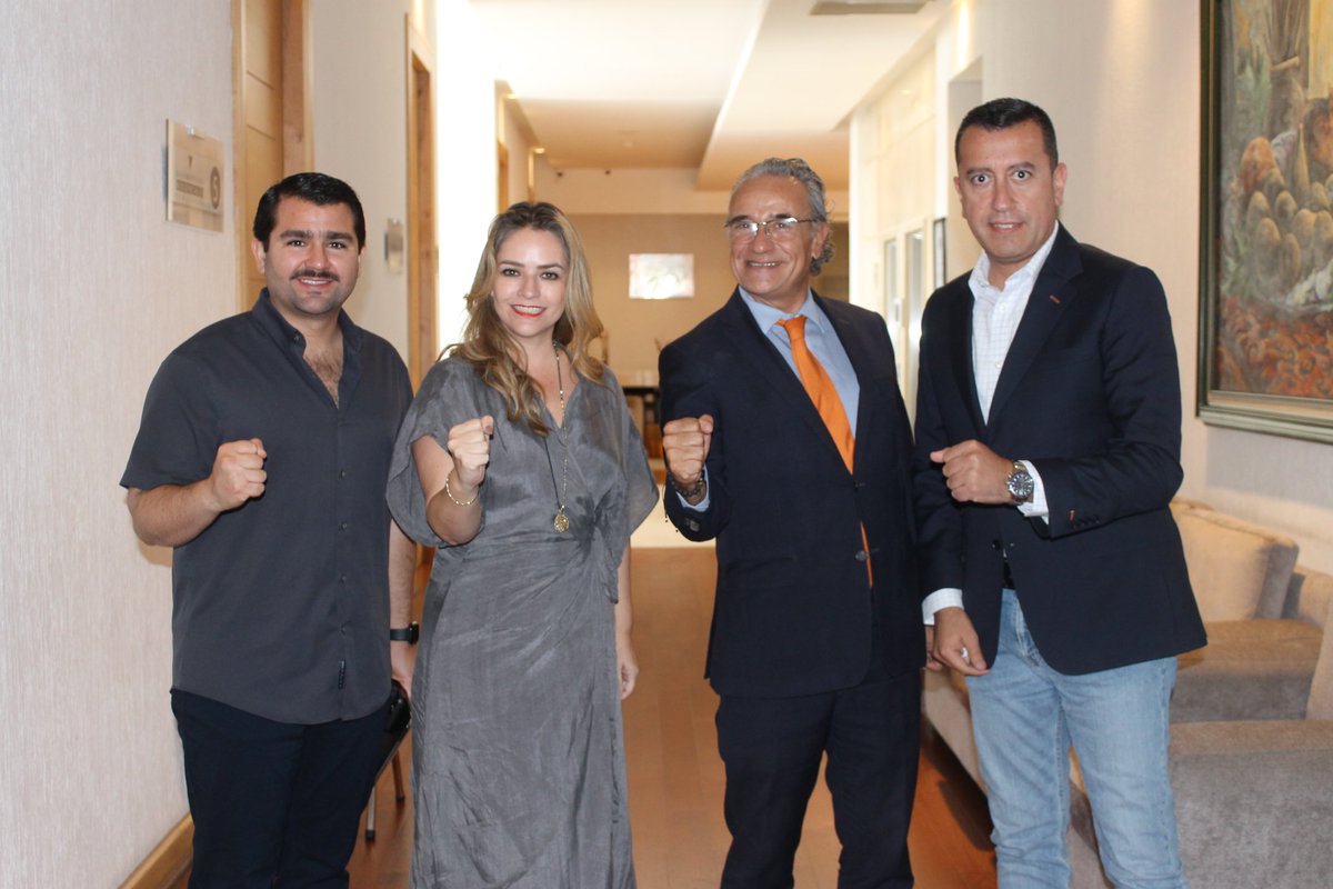 PaulinaAguado's tweet photo. 🤝 Hoy nos reunimos algunos compañeros de Movimiento Ciudadano para coordinar acciones que fortalezcan el trabajo entre municipios.
En este encuentro participamos el Regidor @bernardobuitron de El Marqués, Alfonso Rodríguez     coordinador de MC en Querétaro, @carlosmierm Coordinador de MC en San Juan del Río y la Regidora Paulina Aguado del Municipio de Querétaro.

Juntos seguimos construyendo puentes, sumando esfuerzos y diseñando estrategias que beneficien a nuestras comunidades 💪✨

👊🏻 #LaFuerzaNaranja #TrabajoEnEquipo #MovimientoCiudadano #Querétaro #ElMarqués #SanJuandelRío 🧡
@AlvarezMaynez 
@DanteDelgado