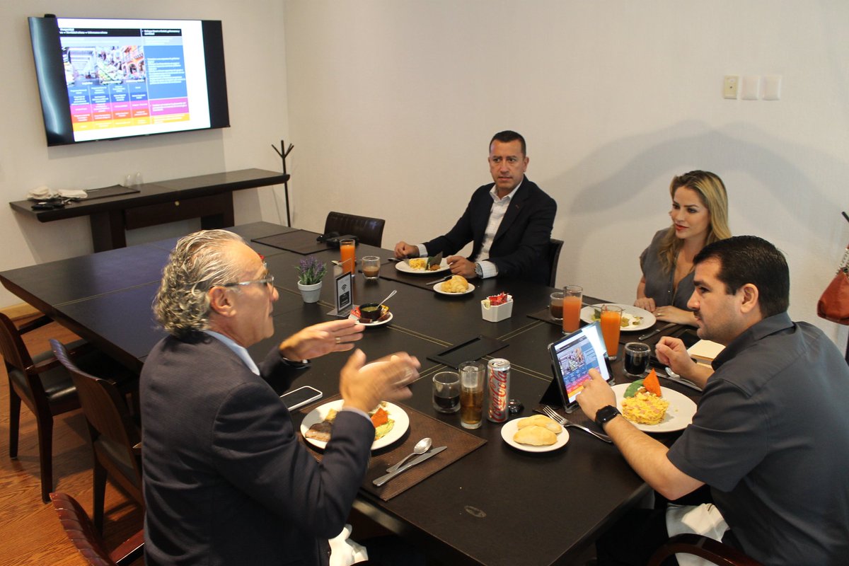 PaulinaAguado's tweet photo. 🤝 Hoy nos reunimos algunos compañeros de Movimiento Ciudadano para coordinar acciones que fortalezcan el trabajo entre municipios.
En este encuentro participamos el Regidor @bernardobuitron de El Marqués, Alfonso Rodríguez     coordinador de MC en Querétaro, @carlosmierm Coordinador de MC en San Juan del Río y la Regidora Paulina Aguado del Municipio de Querétaro.

Juntos seguimos construyendo puentes, sumando esfuerzos y diseñando estrategias que beneficien a nuestras comunidades 💪✨

👊🏻 #LaFuerzaNaranja #TrabajoEnEquipo #MovimientoCiudadano #Querétaro #ElMarqués #SanJuandelRío 🧡
@AlvarezMaynez 
@DanteDelgado