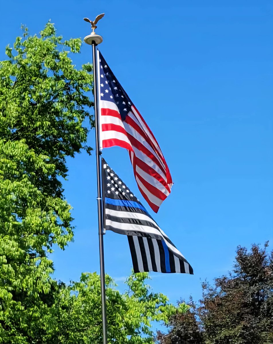 Hi beautiful people, sorry I haven't been around for a while, lots going on in my world with work, my heath, upcoming surgery appointments &amp; hopefully this health battle will be resolved soon. Have a great night &amp; stay safe, Blue!! 
💙👮‍♀️🚔👮‍♂️💙
