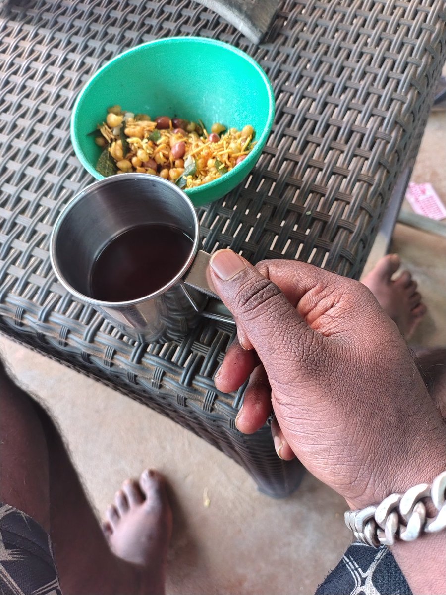 கருப்பட்டி காபி with மிச்சர்.. 😍😍 its bliss