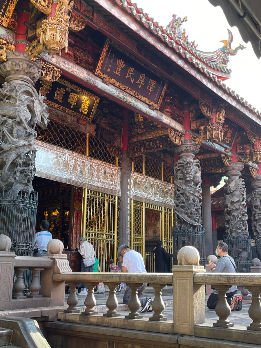 🛕 艋舺龍山寺に来ると、「幸せガチャマシン」を回すような気分になります🎰！
今日は何が当たるかわからない…
💘 とびきり甘い縁結び運
📈 グングン上がる仕事運
💪 パワー全開の健康運
なんと今日は全部一気にゲットしちゃいました！🎉 気分はもう+100！✨