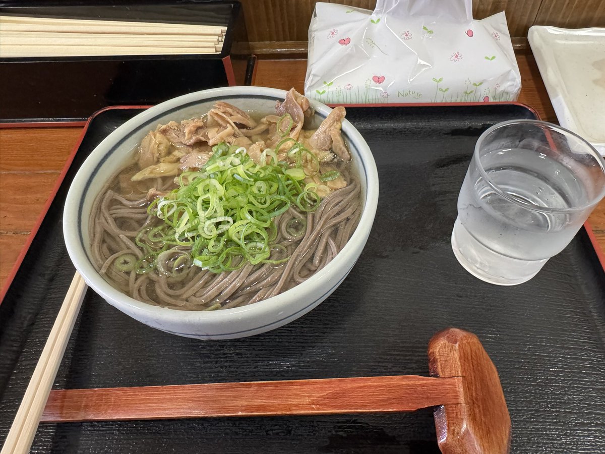 仕事で高松市役所へ。せっかくだからうどん屋さんを探してみたら、なぜかヒットしたのがそば屋さん「ばそ屋」冷たい肉そばを注文。鶏は親鳥っぽくて脂がおそばによく合う。