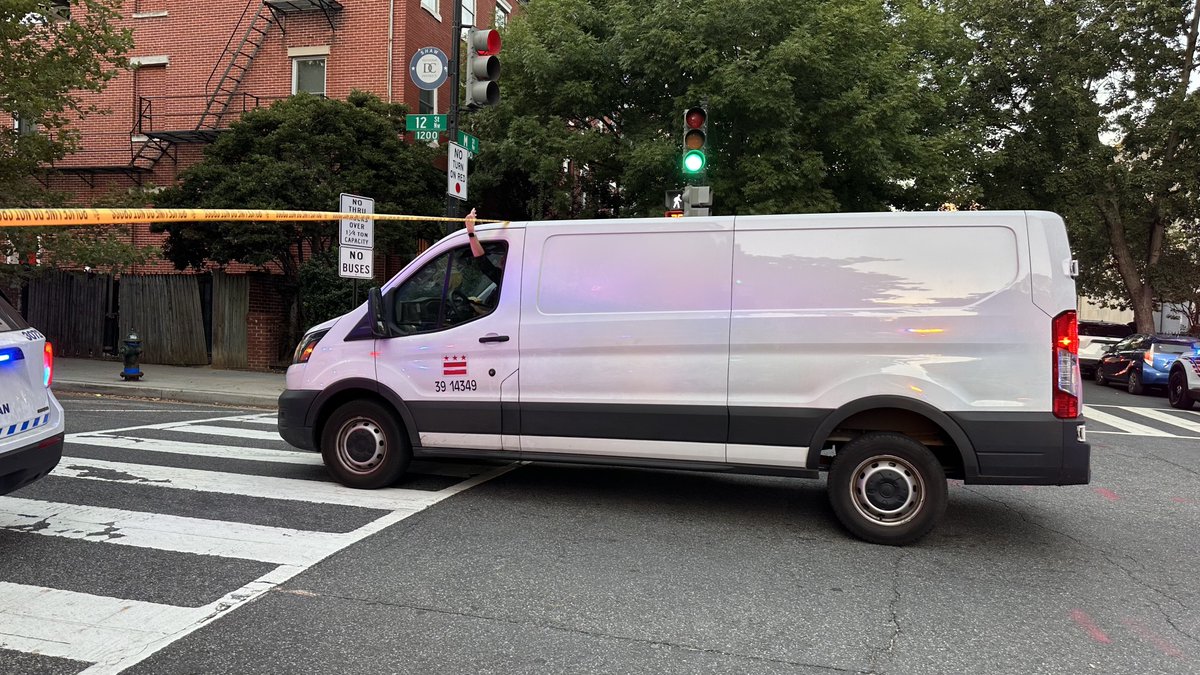 TheDMVLive's tweet image. UPDATE: the shooting near Logan Circle is now a homicide investigation, after a man was shot several times &amp;amp; pronounced dead a short time later, per MPD. 

DC Police homicide detectives investigating as the 100th homicide of 2025 in Washington DC.  h/t @potomacpressdc #DCCrime