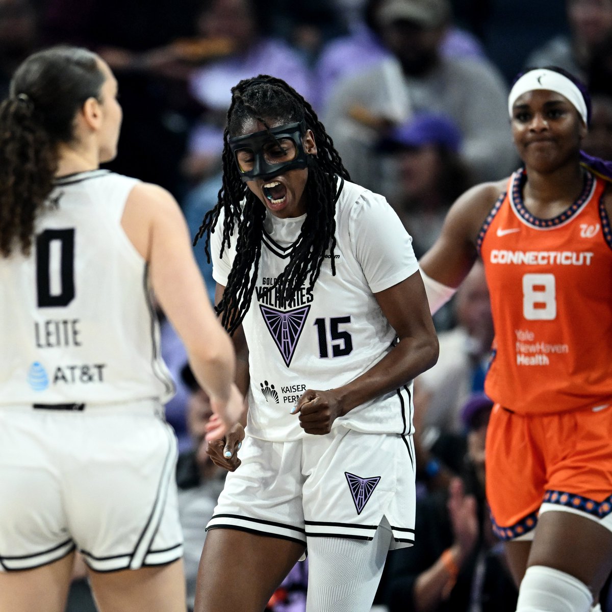 It's halftime in Chase Center! The <a href="/valkyries/">Golden State Valkyries</a> lead the <a href="/ConnecticutSun/">Connecticut Sun</a> 32-26 🙌

Tiffany Hayes: 12 PTS | 2 REB | 2 AST
Saniya Rivers: 9 PTS | 3 REB

Tune in for the second half on League Pass 

WNBA Rivals Week presented by <a href="/Ally/">Ally</a>