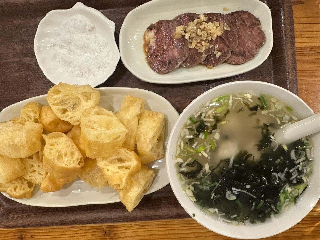 このテーブルはとても花火のように見えます!今日の料理をちょっと味見してみましょう:「油条」は眉毛の抜けた昆布スープに浸して、牛肉の塩辛い味と海の塩を添えて、一口の海の味と一口の肉を添えて、すべてこの熱いスープと軽食の満足の中に隠します😋