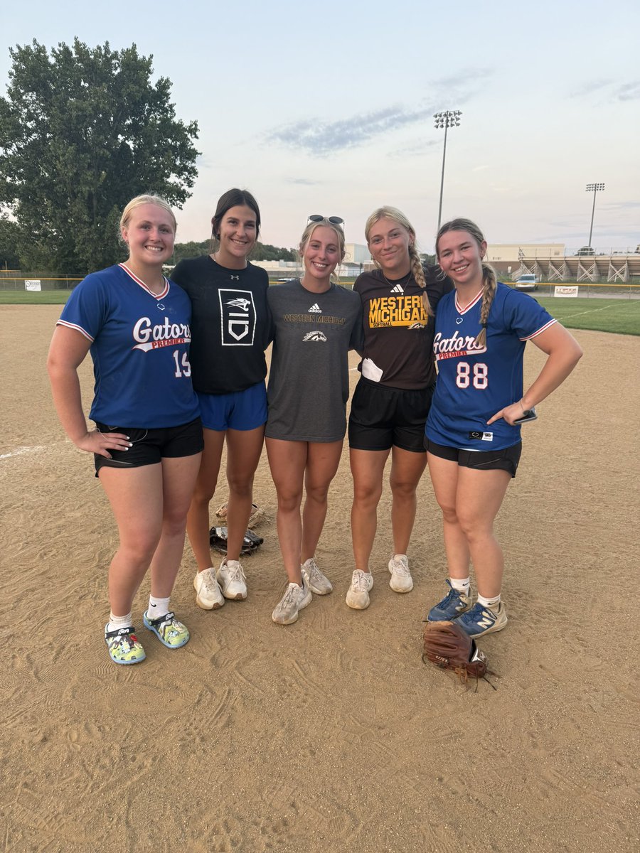 My teammate <a href="/SDoffin88/">Stella Doffin✝️ 2028</a> and I had such a fun time tonight working with Western Michigan and Saint Francis players! Thank you <a href="/haileekara19/">Hailee Kara</a> <a href="/ctighe33/">Caitlin Tighe</a> and Sam Baker for taking time out of your day to run a great camp! 

<a href="/GatorsPremier09/">Gators Premier 16U Carden</a> <a href="/nlsportsperf/">Next Level Sports Performance</a> <a href="/CoastRecruitsSB/">Coast Recruits 🥎</a> <a href="/CoastRecruits/">Coast 2 Coast Recruits</a>