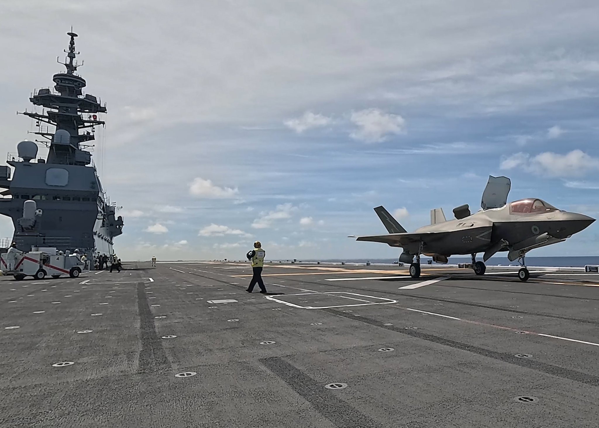 横須賀基地海上自衛隊、米軍 ご同練習1944USN 記念品 横須賀 海上自衛隊の