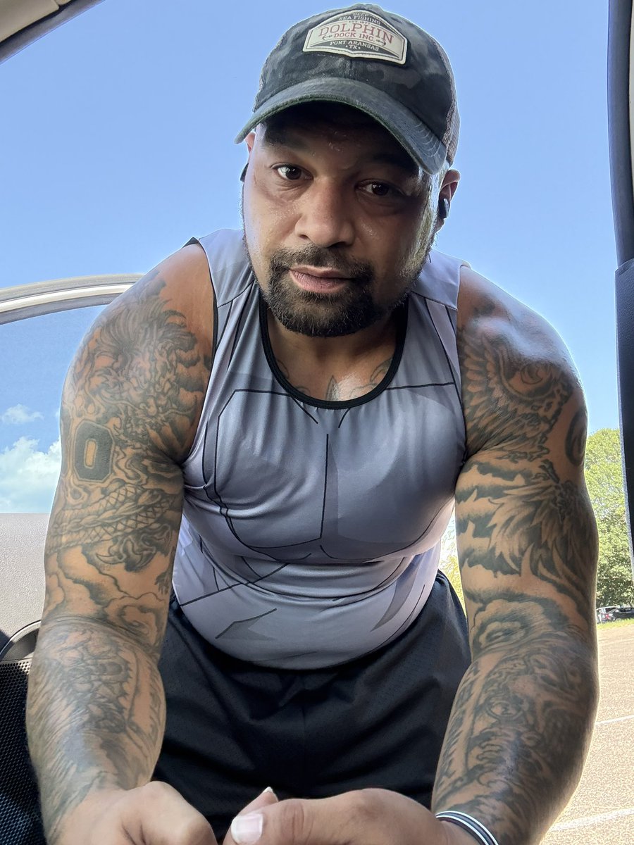 BigWash30's tweet image. Getting it in on a Monday can’t work for tomorrow lol hit some legs maybe hahaha haven’t hit a bicycle warm up in a while #gym #postworkout  tired boss