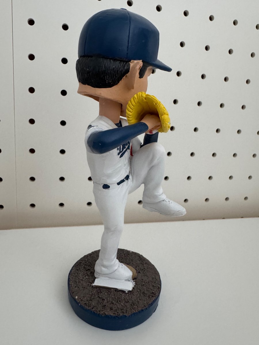 朗希くんのボブルヘッドを並べてみた。箱からしてデカいなと思ってたんだけど、ロッテ時代のものより随分大きい。。右足が土色になってる部分はそういうデザインみたい。