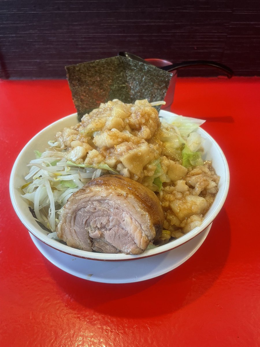 2025.08.12
ラーメン男盛　東久留米

念願の初訪問。長浜か汁なしか悩んだ挙句、汁なしに！その名もアブラ麺w

ネーミングの通りアブラがっつりでこのアブラがうまい！食券購入後、券を渡す時にトッピングも聞かれます。チャーシューも美味しいし、ボリュームが半端なかった。

次は長浜だな。楽しみ。