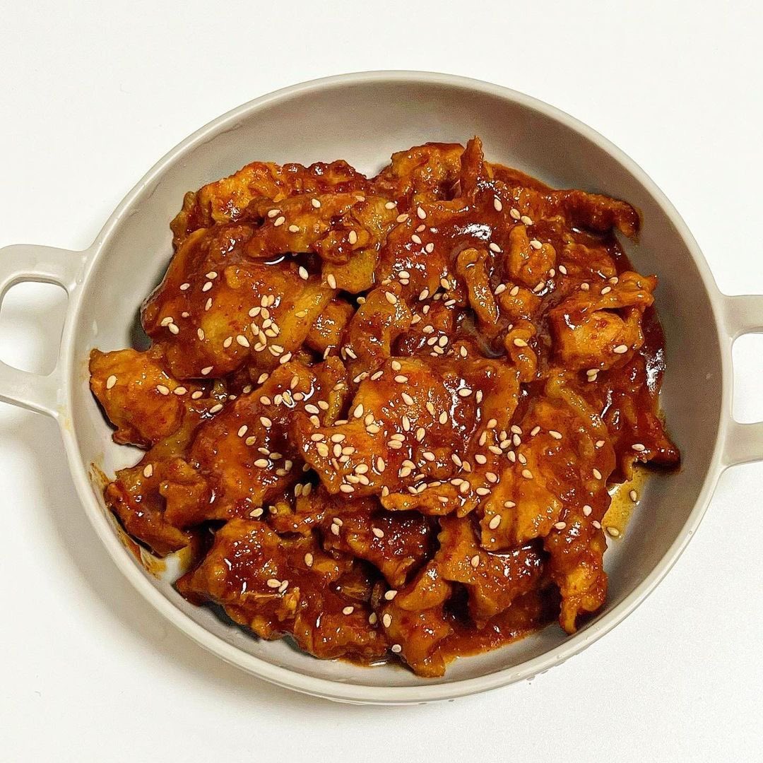 오늘 점메추
기깔나는 메뉴들 가져와 봤어요!

따뜻하고 든든한 쌀국수! 🍜 
숙주랑 고기 듬뿍 넣어서 시원~한 국물까지 호로록 마시면 속이 아주 편안해져요. 뭔가 이국적인 느낌도 들고 괜찮지 않아요?

부대찌개 🥘
진짜 미쳤지! 😵‍💫🤤 얼큰~하고 진한 국물에 햄, 소시지, 라면사리 듬뿍 넣어