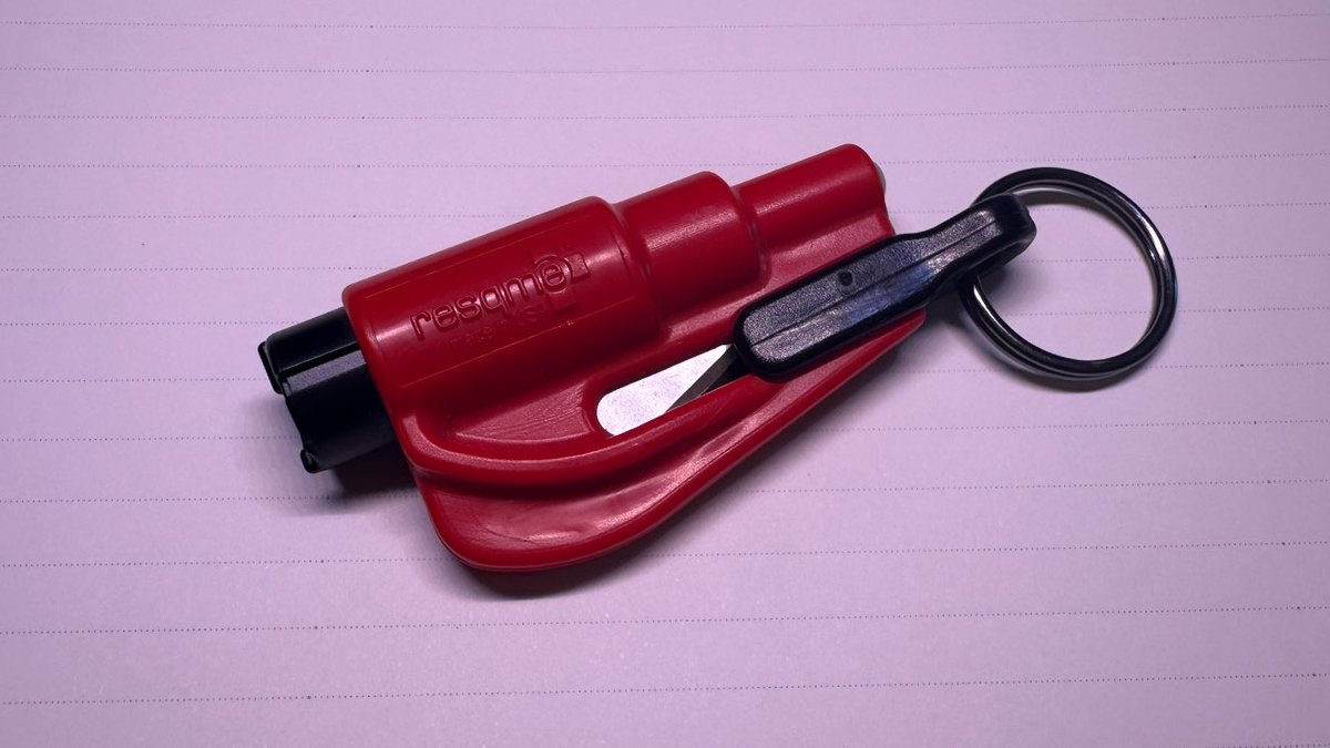 그래 애두라 이거 장만해라.
난 빨강색 있어.
주황색노랑색 핑크색 노랑색 녹색 형광파랑 화이트 연두 다양한 색이 있드라
레스큐미 라고 검색해서  하나씩 장만해서 차손잡이에 달아놔도 조코
좌석 목 부분에 걸어놔도 좋을거가텨
확 잡아당기믄 본체가 빠져.