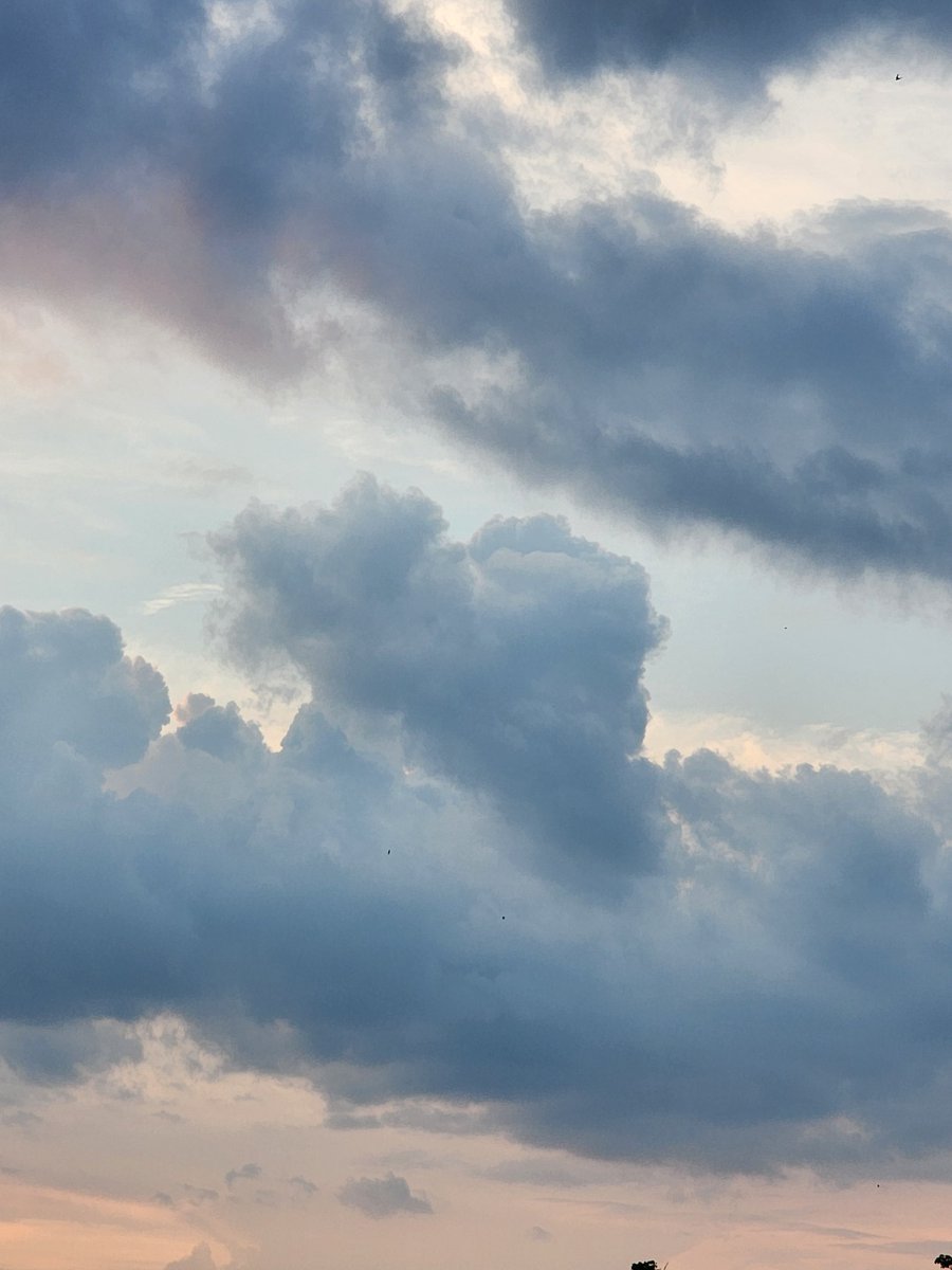 RyJo7's tweet photo. Thinking of you. You know who you are.
#heart #clouds https://t.co/eBNppYg9oz