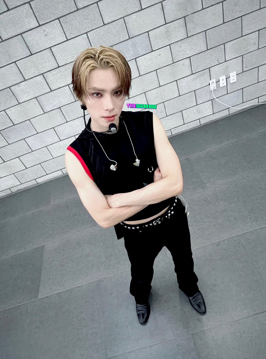 오라 달콤한 #MOVE 여
오라 카리스마 #샤오쥔 이여
오라 임팩트 있는 등장이여
오라 강렬한 눈빛이여
오라 데뷔 7년차의 카리스마와 절제된 섹시미로 완벽히 무대를 소화해내는 아이돌의 귀감, 아이돌의 정석 MOVE 샤오쥔이여 오라 오라 오라
Σ>―(〃°ω°〃)♡→

#더쇼 @wayv_official <a href="/NCTsmtown/">NCT</a>