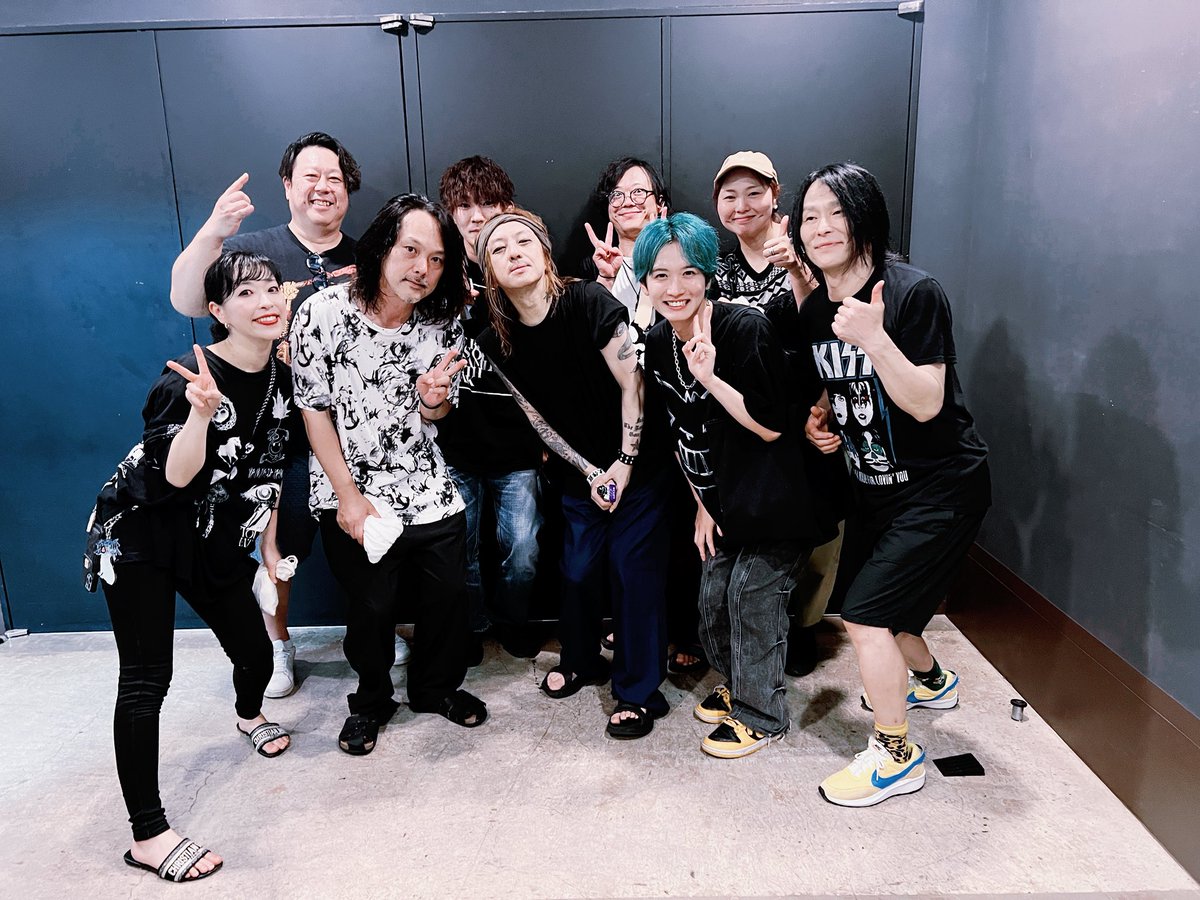 黒夢 終演後
お写真も撮って頂きました😭✨️
ありがとうございます！！！！
何故か僕まで前列に、、、😆

黒夢
Vocal 清春さん 
Bass 人時さん

Guitar  丈朋さん
Drums さとちゃん
with  さとちゃんフレンズ