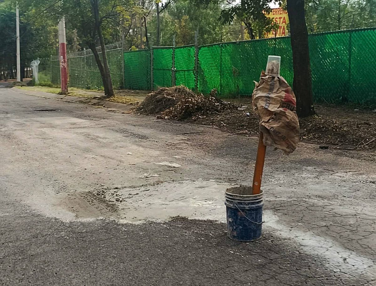 PuntoMedioEdo's tweet photo. 🏚🕳🪨 Bacheo #vecinal persiste en Cuautitlán #Izcalli, ante la #incapacidad e #ineficiencia del gobierno de Daniel Serrano Palacios.
🤳🏻 Más información ⬇️
https://t.co/LD9JuXeUaO https://t.co/XXDIINqvgP