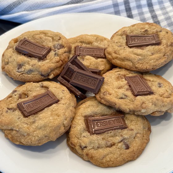 Dreaming of the perfect chocolate chip cookie by chance? Gluten and dairy free options. marysbusykitchen.com/chocolate-topp…