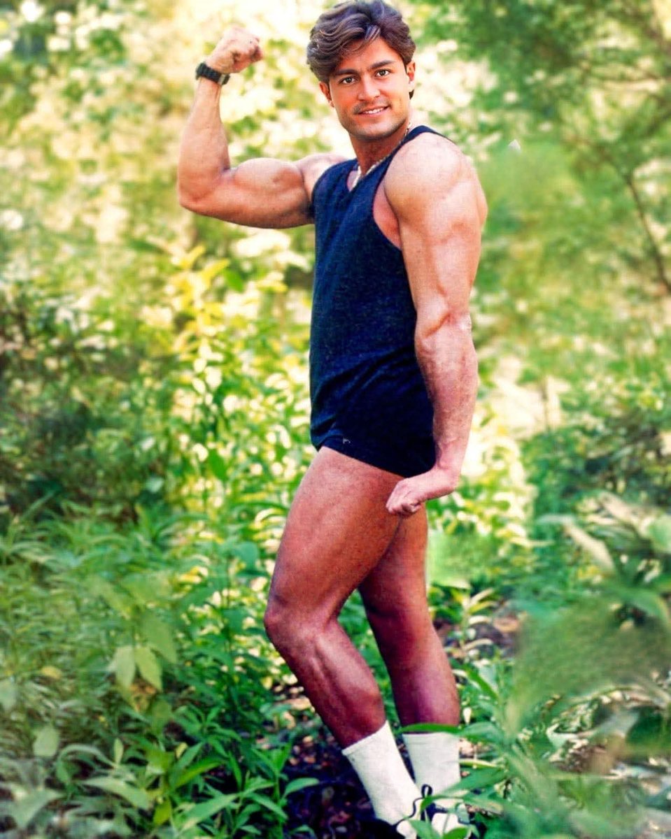 baldozambrano01's tweet photo. ¡¡Iralo que listo!!🤭
#FerColunga perdido, perdido, perdido en el monte ⛰️.
.
Se nota a leguas que siempre tuvo muchas novias, entre ellas "La Chule" #AracelyArámbula, Quién lo abandonó para irse con #LuisMiguel . https://t.co/pAcW5005JO