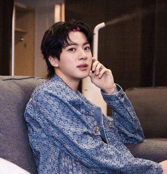 친구도 아티스트도 이왕이면 배울 점 가진 사람이 좋다. 방탄 일곱 멤버들에겐 모두 배울 점이 있는데 그 중 특히 석진이에겐 삶의 태도에 대한 걸 많이 배웠다.
나의 수고는 나만 알면 돼.
현재에 집중하자. 
남 모르게 노력해 결과로 보여주기 
말보다 행동으로 사랑하는 것 등등