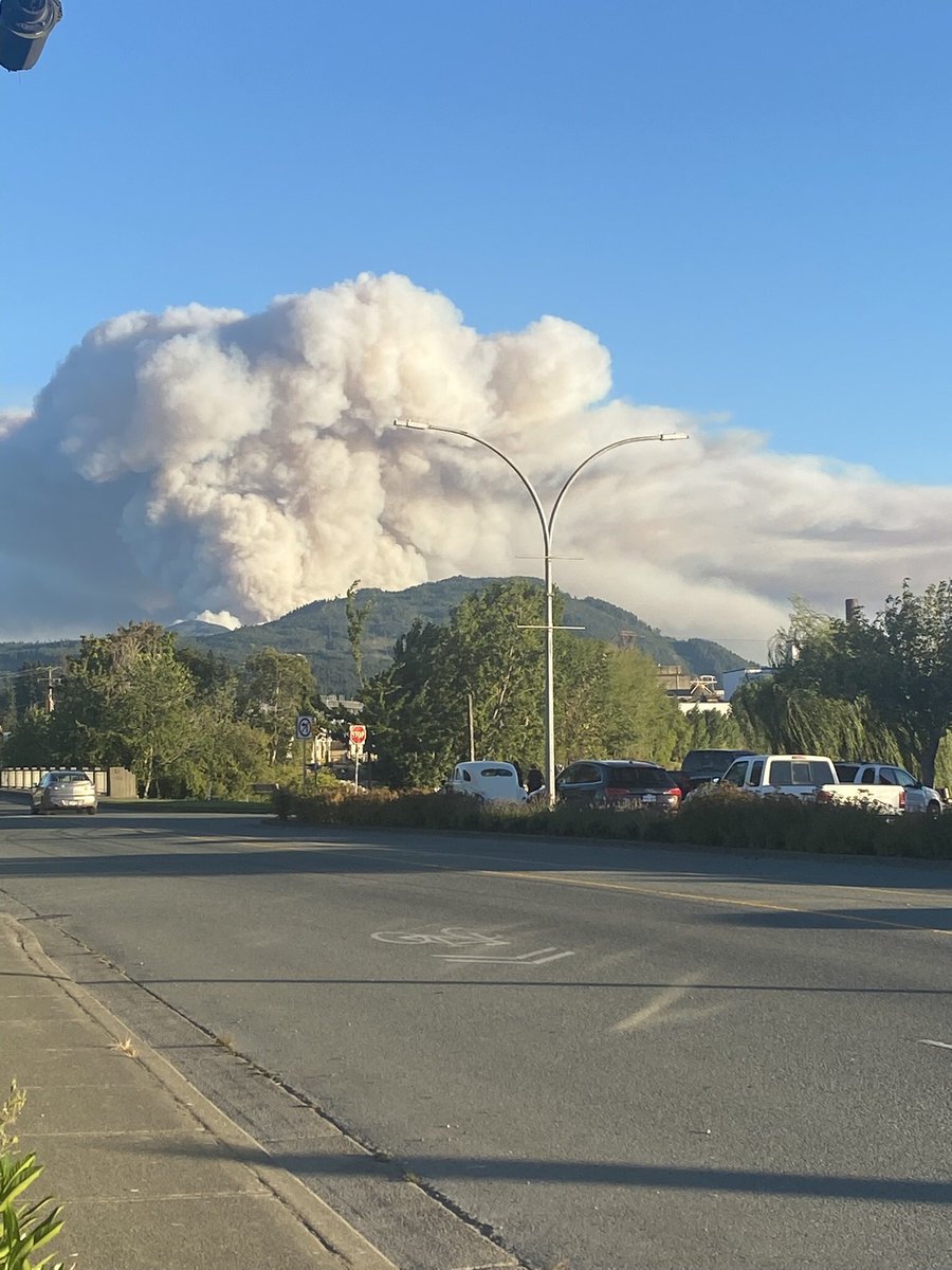 BBwriterchick's tweet photo. @JoePerkinsCHEK I’m here, went to dinner in Port Alberni, no fire, within 30 minutes people were running out of the restaurant shouting about the fire. Photos 60 minutes apart. #bcpoli #canpoli #bcfires https://t.co/T2uy2LrXL4