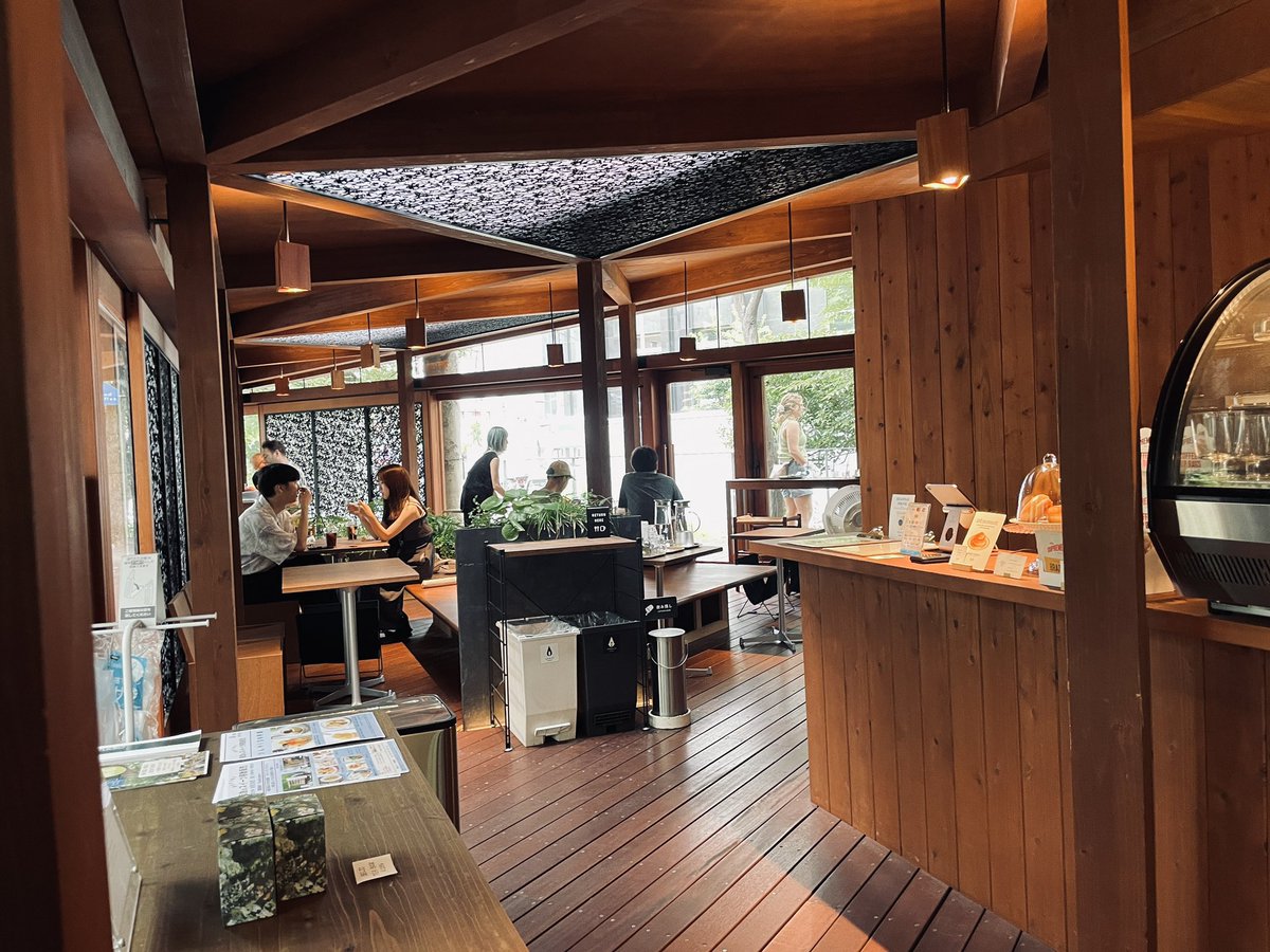 shokopage's tweet photo. ☕️いやされカフェ 見つけたよ~
good coffee 東陽町

東陽町駅から徒歩1~2分
都内だけど一瞬軽井沢？と思えるカフェ
無料Wi-Fiあるよ！
(カウンターにも電源はなかった)
免許の更新前後に癒されたい人におすすめ~🥰
カフェラテは¥600 https://t.co/WVFVpuENBw