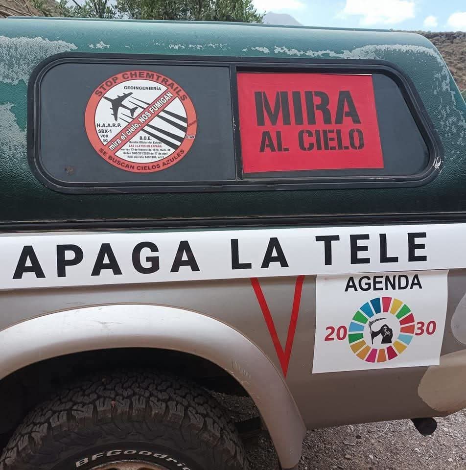 gonapen's tweet photo. Apaga la tele y mira al cielo 
#Agenda2030 #FueraONUYSuAgenda2030 #ONU #MiraAlCielo #Chemtrails https://t.co/tMG1jyh6eM