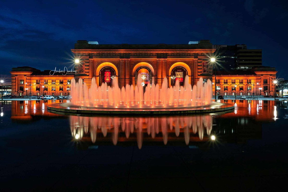 TSTheErasTourSG's tweet image. The way the whole world just stopped and 🧡 is crazyyyyyyyyyyyy