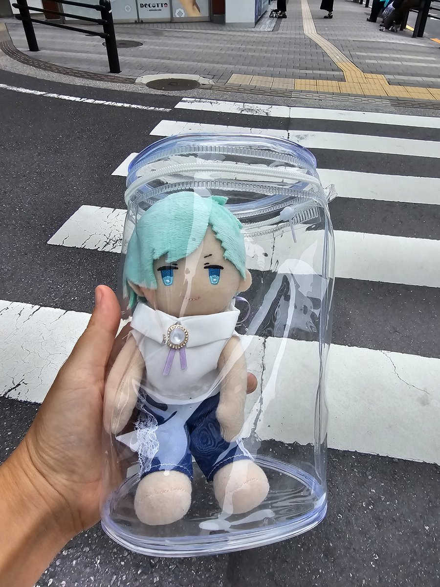 【拡散希望】
グラショに向かう通りに藍ちゃんのぬいさんが落ちていました。
グラショに来た方だと思いますので、グラショの2階店員さんにお渡ししました。
お心あたりの方はグラショの店員さんにお問い合わせお願いします。

#ぬいスター
#美風藍
#落とし物
#グラショ
#グランドショップ
#うたプリ