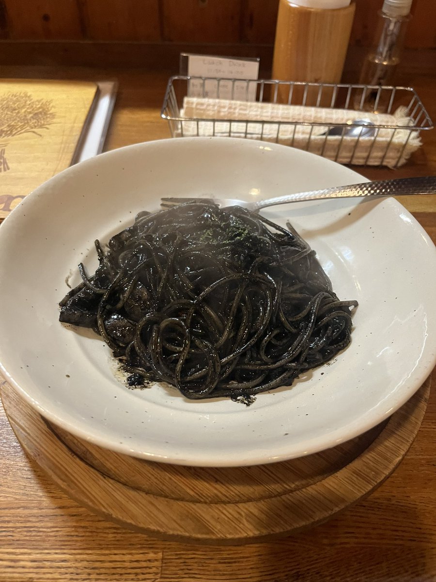 今日の合わせに向けて腹ごしらえ🍝
ベネチアで食べたイカスミが忘れられなくて、今やとてもお気に入り