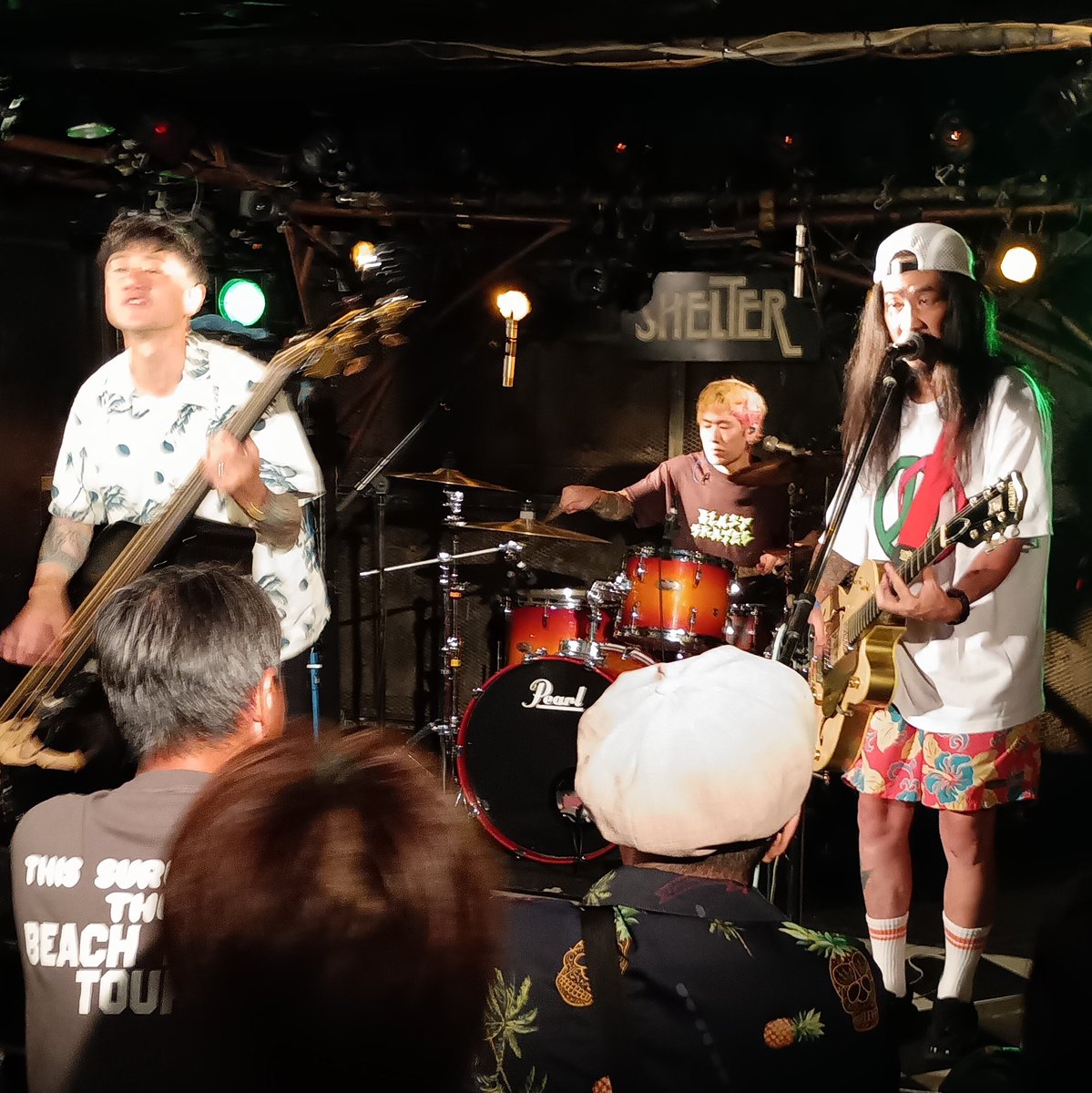 【SWING KIDS ありがとう！】

そんな声が鳴りやまぬ終演後。

「ワンマン」と言っても前座が出たり、曲によってはゲストミュージシャンが出たりするのが常。

今回のTHE SWING KIDSは「完全ワンマン」。ただただ3人でTHE SWING KIDSの曲を演奏するという本来のワンマンを徹底追及。潔くて最高。