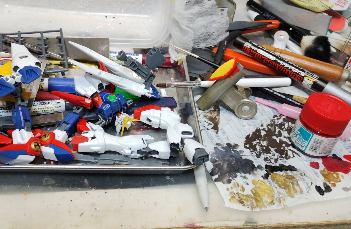 塗料を瓶から出してそのまま筆で簡単部分塗装
こだわなければお手軽だし完成した時の見栄えもちょっと良くなる