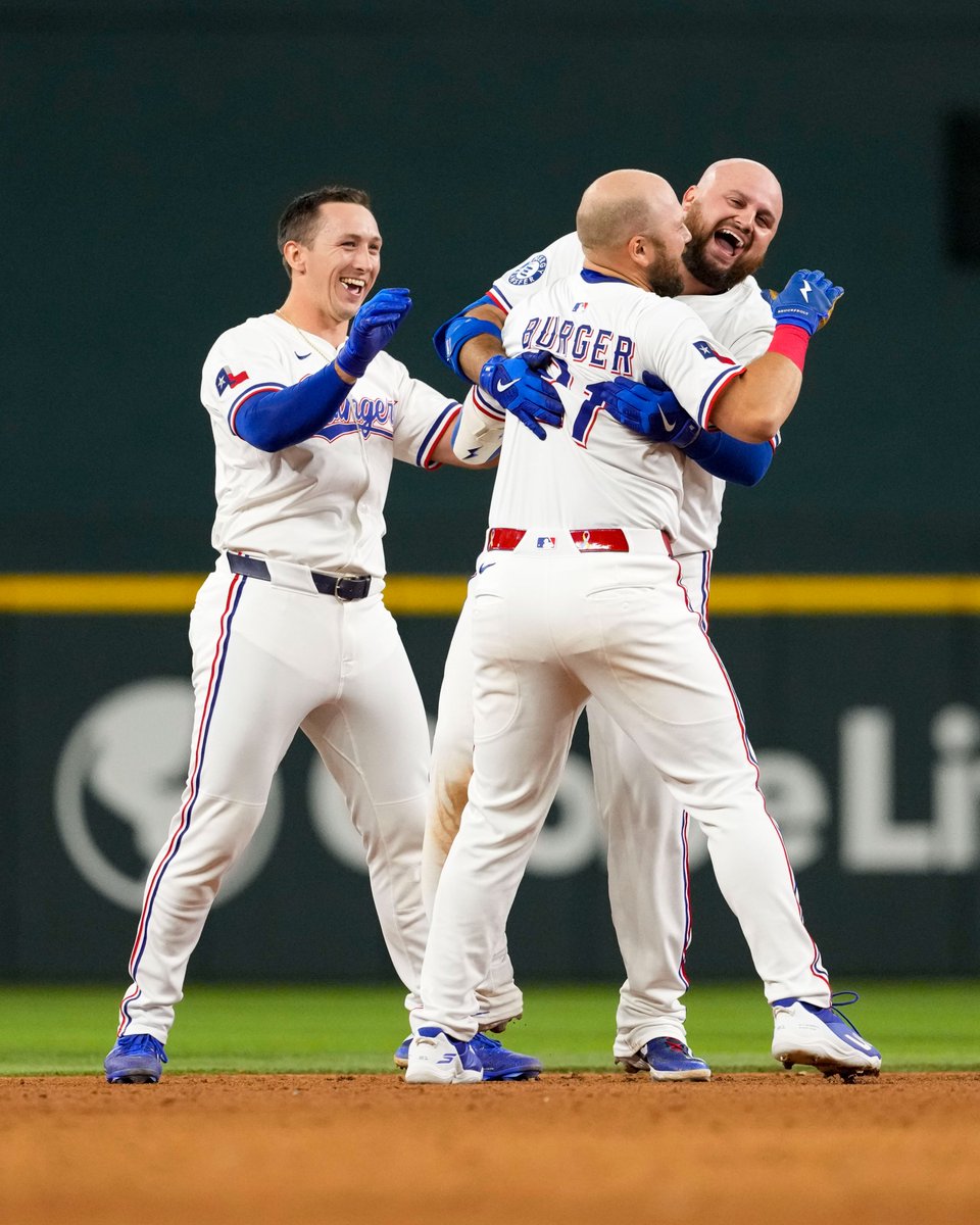 GyHw_NfaEAMITKn?format=jpg&name=medium