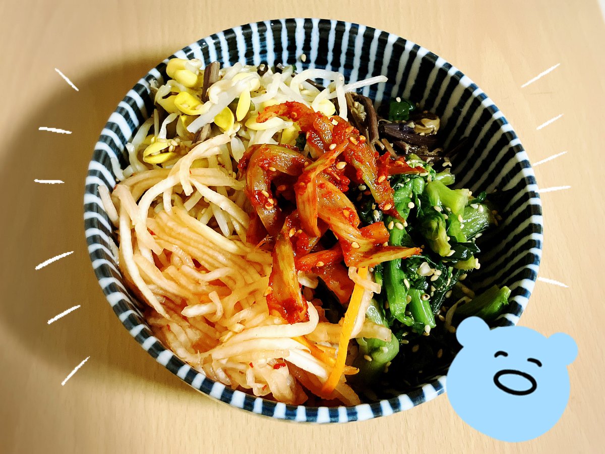 今日のお昼ご飯
自宅で簡単韓国飯～
家の近くで本場の人がやってるキムチ屋があって、そこのナムル
好きなセロリのキュウリも乗っけた。
めちゃくちゃ美味しくてハマりそう😳💕