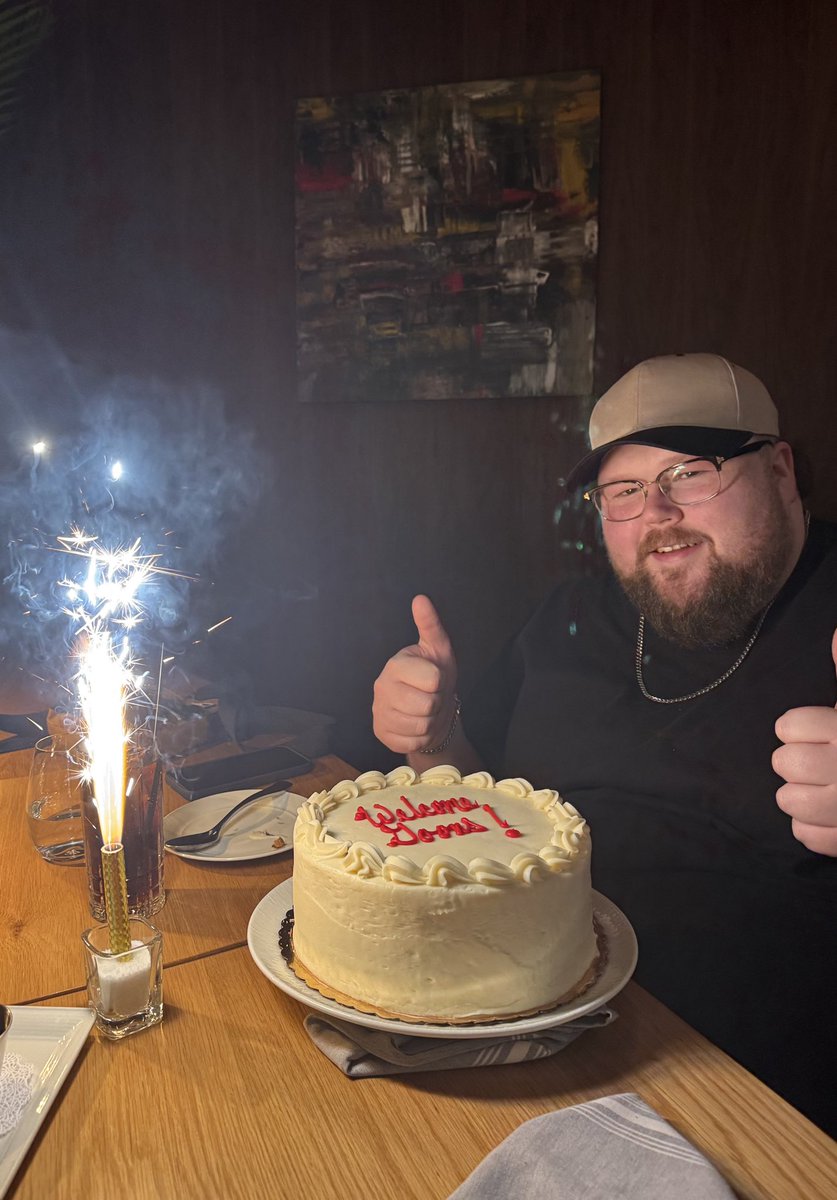 ItsBlarg's tweet image. Can finally post proof that he eats full cakes