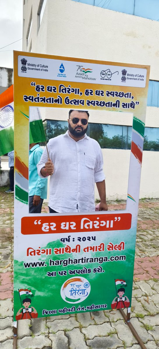 जहां आसमान से बाते करते मंदिर और शिवालये ।
किसी नगर में किसी द्वार पर कोई ना ताला डाले ।
और प्रेम की बंसी जहाँ बजाता आए श्याम सवेरा,
वो भारत देश है मेरा, वो भारत देश है मेरा ॥ 🇮🇳