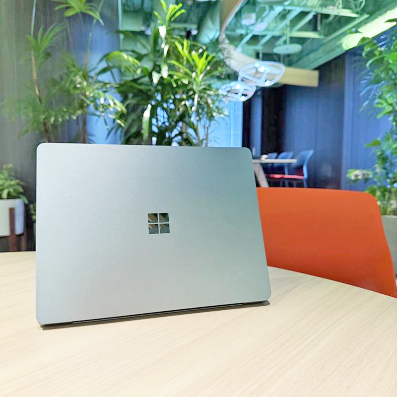 SurfaceJP's tweet image. ⋱ 今週もよろしくお願いします✨ ⋰

連休明けは、爽やかなオーシャン グリーンでスタート💨
マイクロソフト品川オフィスの植物たちとも相性ぴったり🌿💙💚

🔗写真のモデルは Surface Laptop💻
msft.it/6011su3Yv

#Surface #CopilotPC