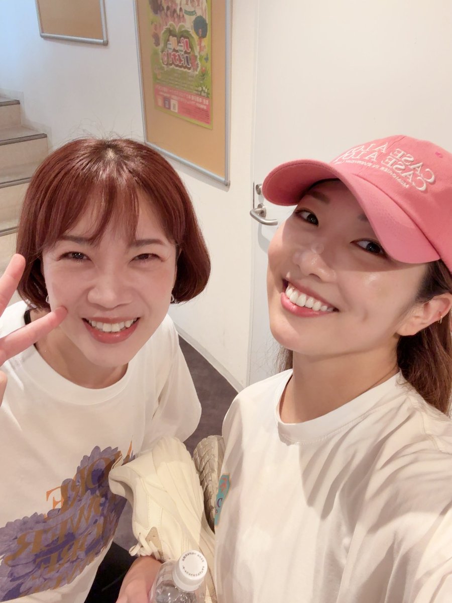 miffany9912's tweet photo. 昨日テアトルアカデミーでkpopのワークショップをさせてもらったんだけど控え室にまさかのさとぬな登場〜〜🩷まさかすぎて！！
久々会えて嬉しかったです✨ご飯いくの楽しみ♪@satomi_st https://t.co/lnEYGisF8Y