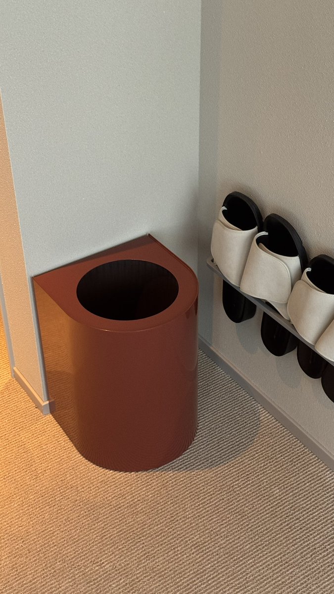 先日SOIL日本橋でみたゴミ箱。壁にフィットするよう製作したらしい。「ゴミ箱も拠り所があって安心してると思うんですよね〜」と説明いただいたのが印象的。

まさに、ゴミ箱ってホテル客室の計画上、意識から薄れがちで後回しにされてしまいがち。