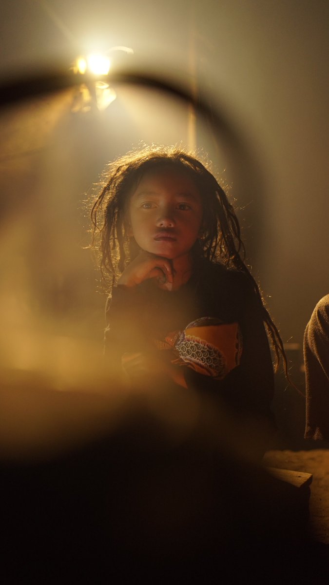 Bocah berambut gimbal dari Dieng

Anak Bajang, begitulah kami memanggil mereka, mereka adalah anak-anak terpilih dan istimewa yang dipercaya sebagai titisan Kyai Kolodete serta dipercaya dapat membawa kesejahteraan bagi masyarakat di wilayah Pegunungan Dieng.

Untuk menghilangkan