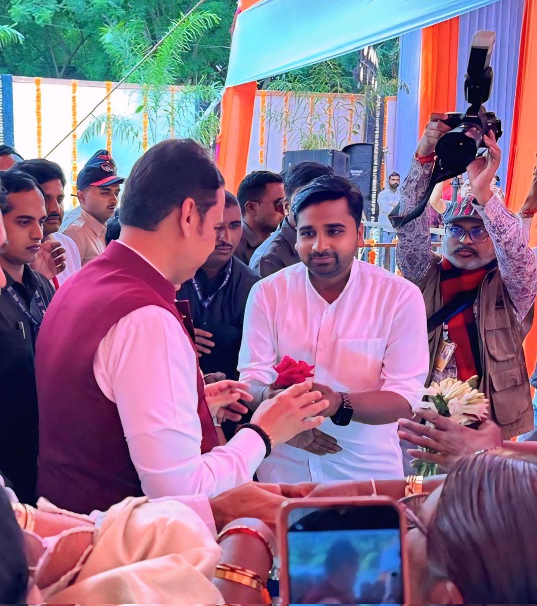 RameshLPatil's tweet photo. सहर्ष स्वागत..!
महाराष्ट्राचे लोकप्रिय विकास पुरुष मुख्यमंत्री श्री देवेंद्रभाऊ फडणवीस साहेब यांचे लातूर जिल्हात हार्दिक स्वागत केले..! 

लातूरकरांचा प्रेमळ प्रतिसाद आणि उपस्थिती यामुळे हा क्षण अविस्मरणीय ठरला. 🙏💛
#लातूर #DevendraFadnavis #विकासपुरुष  @Dev_Fadnavis https://t.co/dXmB87zaqV