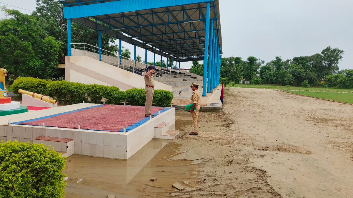 shravastipolice's tweet photo. #ASPSVI श्री मुकेश चंद्र उत्तम ने परेड की सलामी ली तथा परेड का निरीक्षण किया-
शारीरिक व मानसिक रूप से फिट रहने के लिए लगवाई दौड़- 
आदेश कक्ष पहुंचकर गार्द रजिस्टरों को भी चेक किया। https://t.co/8qWkojiX4A