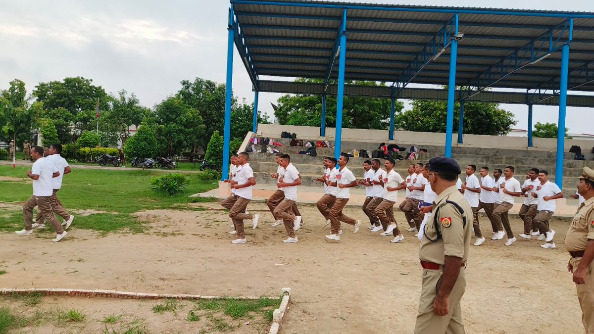 shravastipolice's tweet photo. #ASPSVI श्री मुकेश चंद्र उत्तम ने परेड की सलामी ली तथा परेड का निरीक्षण किया-
शारीरिक व मानसिक रूप से फिट रहने के लिए लगवाई दौड़- 
आदेश कक्ष पहुंचकर गार्द रजिस्टरों को भी चेक किया। https://t.co/8qWkojiX4A
