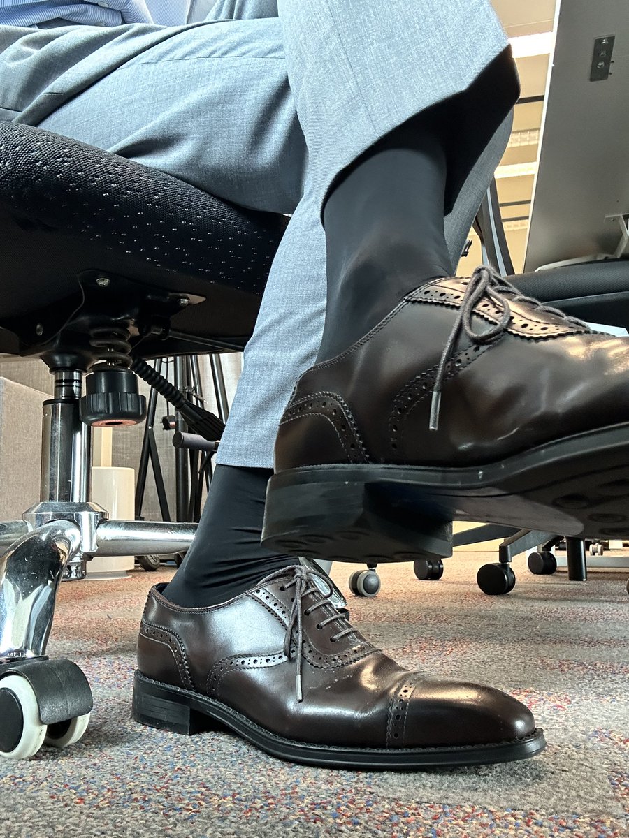 办公桌下的油面丝袜