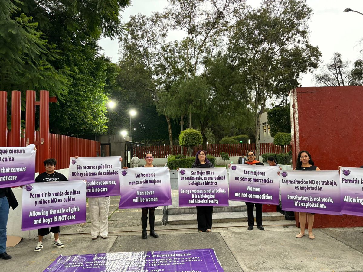 Foro Alterno Feminista 2025 (@foro_altfem) on Twitter photo Afuera de la <a href="/Mx_Diputados/">H. Cámara de Diputados</a> con las lonas que no nos dejaron pasar
#ForoAlternoFeminista Afuera de la <a href="/Mx_Diputados/">H. Cámara de Diputados</a> con las lonas que no nos dejaron pasar
#ForoAlternoFeminista
