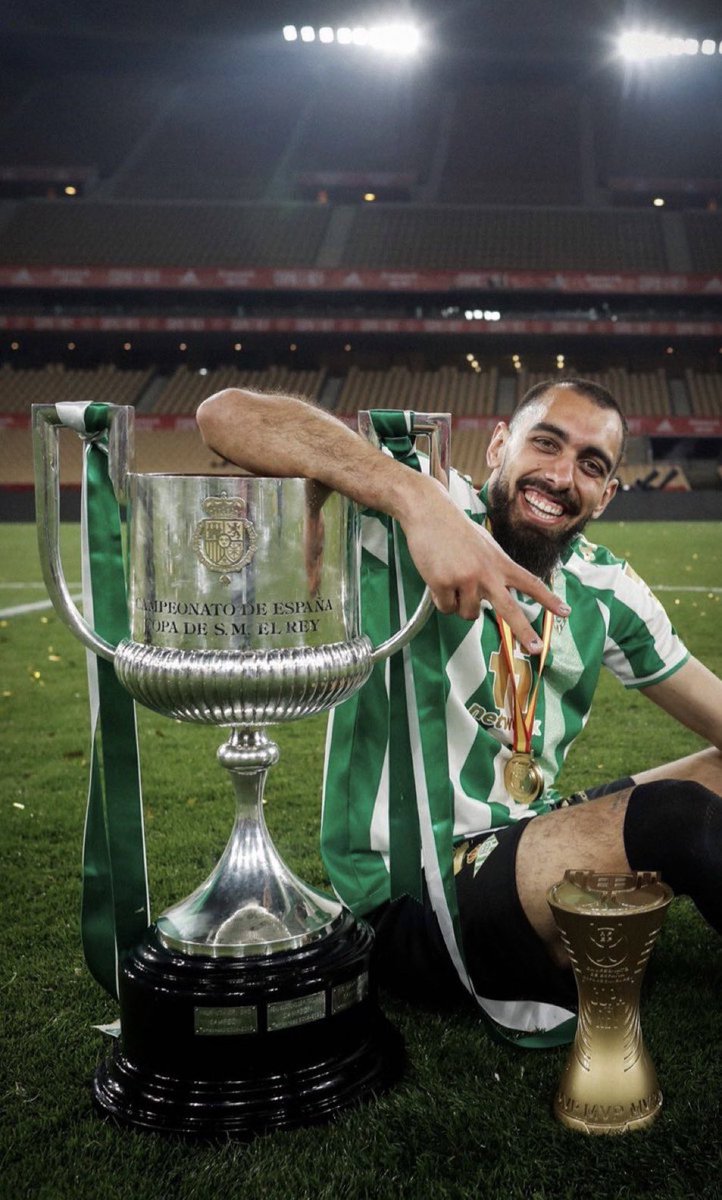 De Borja Iglesias me quedo:

1. Con su doblete bajo la niebla del Benito Villamarín aquella noche de enero de 2021 a partir de la cual cambió todo (para él y para el Betis).

2. Con su golazo antológico en Vallecas en semifinales de Copa dándonos medio pase a la final.

3. Con su