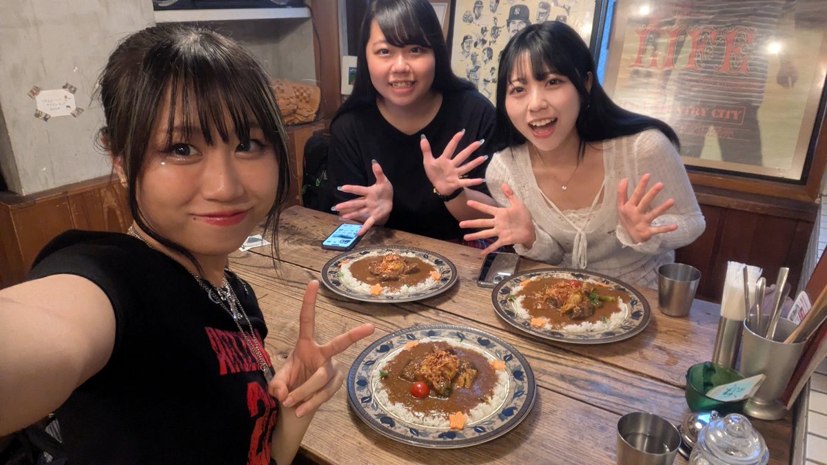 下北沢SHELTER！夜！！
リハ終わってご飯食べに。
ようやく下北沢でカレーを食べられるよ🍛🥄
このカレーで活気づけて頑張ります！